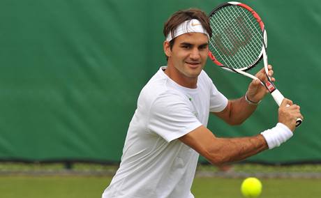 Roger Federer je na své milované tráv v pohod.