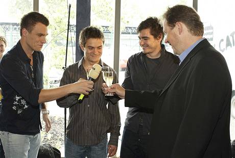 Natáení posledního dílu hitparády Eso, erven 2009 - zleva Leo Mare, Jií Mádl, Vojtch Kotek, Petr Dvoák