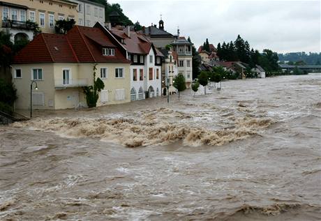 Hornorakouský Steyr zaplavuje velká voda.