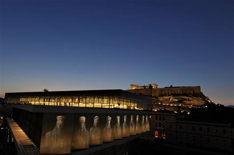 Akropole. Prosklená budova architekta Tschumiho skýtá výhled na chrám Parthenón. 