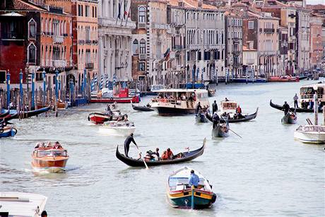 Benátky: nejen historie, ale i současná móda. V okolí je řada výhodných outletů, někteří hoteliéři pro své hosty zajišťují i dopravu.