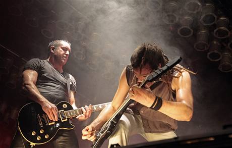 Nine Inch Nails. Trent Reznor (vlevo) chce po aktuálním turné kapelu rozpustit.