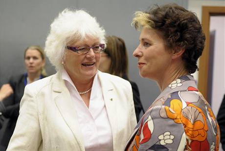 Eurokomisaka pro zemdlství Mariann Fischerová-Boelová hovoí s nizozemskou ministryní zemdlství Gerdou Verburgovou v Lucemburku. 