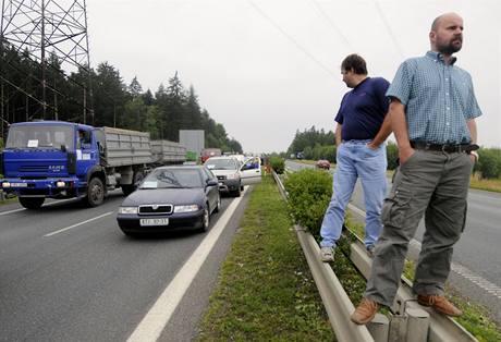 Osobní a nákladní automobily s ernými prapory a nápisy "Demonstrace" a "Chceme zastavit vybíjení krav" blokovaly 29. ervna tém hodinu a pl pivad na dálnici D5 u Plzn. Zemdlci tak protestovali proti nízké výkupní cen mléka. 