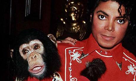 Michael Jackson (vpravo) s impanzem Bubblesem