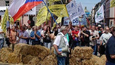 Loni v ervnu zvolili zemdlci jako formu protestu balíky slámy.