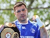 Ruslan agajev v pásem ampiona WBA a v dresu Schalke 04, na jeho stadionu se duel uskutení.