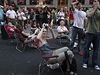 Michael Jackson. Lidé na newyorském Times Square sledují obrazovku televize ABC, která informuje o zpvákov smrti.