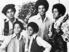 Michael Jackson.  Skupina Jackson Five: Michael Jackson (vpravo dole) a brati Marlon (vlevo dole), Tito, Jackie a Jermaine (nahoe zleva).