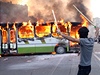 Zuící dav zapálil v Teheránu autobus.