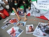 Demonstranti ped íránskou ambasádou v Istanbulu vyjadují soutrast s Íránci zabitými pi protestech v Teheránu.