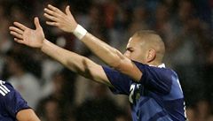 A te� mí�ím tam, jakoby ukazoval Benzema spoluhrá�i. Zamí�í z dovolené do Lyonu nebo do Manchesteru?