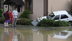 Počet obětí záplav už je deset, velká voda hrozí dál