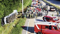 Po nehod autobusu pobhali po dlnici zakrvaven rann