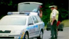 Záznam TV Prima, který usvduje policisty z krádee nealkoholického piva po nhod kamionu