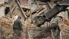 Bagr demoluje jeden z dom v Jeseníku nad Odrou