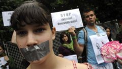Pes 100 lid v Praze demonstrovalo proti nsil v rnu
