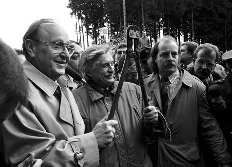 Ministi zahranií Jií Dienstbier  a Hans-Dietrich Genscher v prosinci 1989 symbolicky pestihli ostnaté dráty na hranicích mezi SSR a NSR