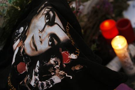 plakát s podobiznami Michaela Jacksona