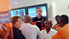 Lidé na leti�ti  �ekají na zprávy o havarovaném airbusu