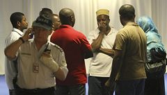 Lidé na leti�ti  �ekají na zprávy o havarovaném airbusu