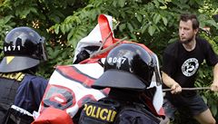 Vyklízení squatu Milada provázejí poty�ky squatter� a jejich p�íznivc� s polic