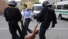 Vyklízení squatu Milada provázejí poty�ky squatter� a jejich p�íznivc� s polic