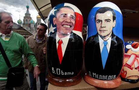 Obama s Medvedvem zaujali i výrobce matrjoek