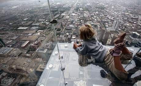 speciální sklenný balkon na Sears Tower v Chicagu, který zbudovali ve výce 412 metr 