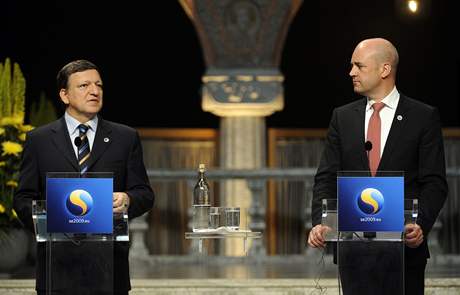 védský premiér Fredrik Reinfeldt s pedsedou Evropské komise Josém Manuelem Barrosem na tiskové konferenci ve Stockholmu 1. ervence 2009.