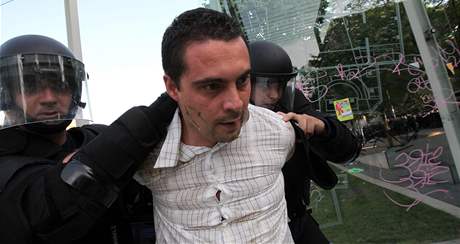 Pedstavitel zakázaných Maarských gard Gábor Vona je odvádn policií pi nepokojích v  Budapeti