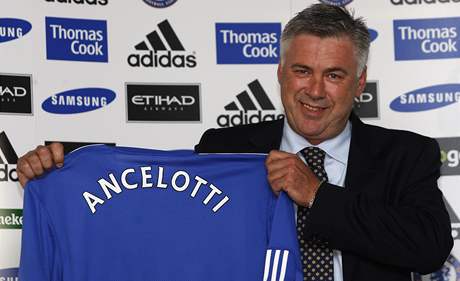 Ancelotti na první tiskovce v Chelsea. 