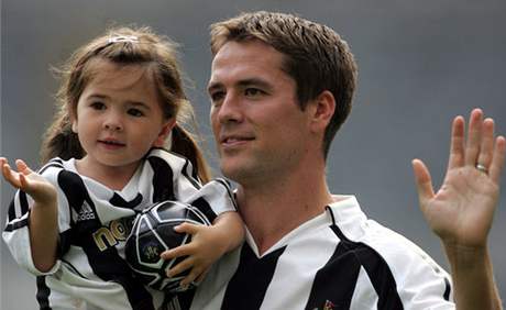 Anglický fotbalový útoník Michael Owen s dcerou Gemmou v Newcastlu