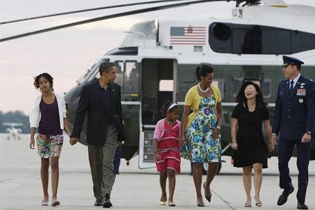Obama s rodinou pi odletu do Ruska