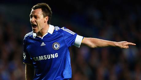 Do Manchesteru City? Tam já nechci, jakoby ukazoval obránce Chelsea John Terry.