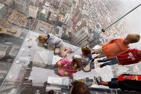 speciln sklenn balkon na Sears Tower v Chicagu, kter zbudovali ve vce 412 metr 