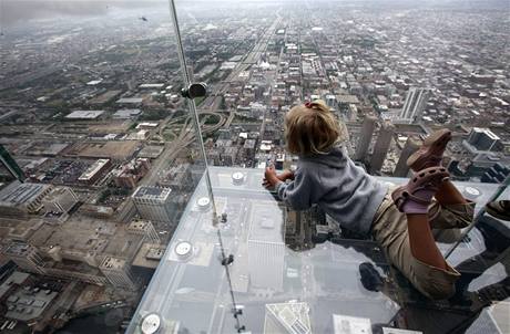 speciální skleněný balkon na Sears Tower v Chicagu, který zbudovali ve výšce 412 metrů 