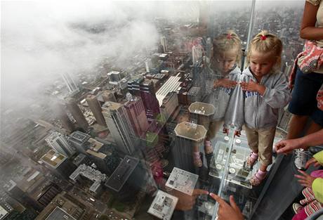 speciln sklenn balkon na Sears Tower v Chicagu, kter zbudovali ve vce 412 metr 