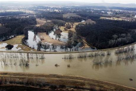 Rozvodnná Dyje na leteckém snímku z bezna 2006.