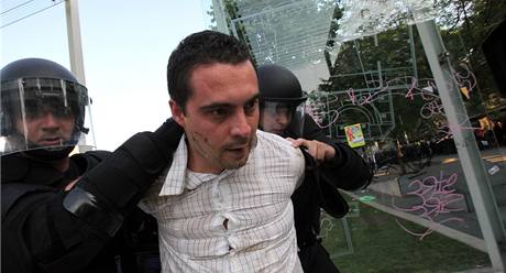 Pedstavitel zakázaných Maarských gard Gábor Vona je odvádn policií pi nepokojích v  Budapeti