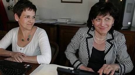 Poslankyn Olga Zubová (vpravo) a Vra Jakubková oznámily, e zatím zstávají v poslaneckém klubu SZ, mají vak nkolik podmínek.