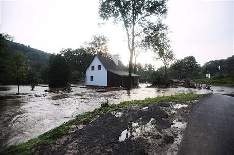Záplavová vlna se pehnala obcí Veselé u eské Kamenice na Dínsku.