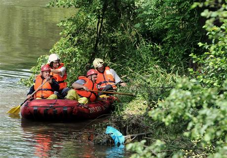 Záchránáři pokračují v pátrání po ženě, která je nezvěstná od sobotní ničivé povodně.