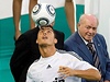 Cristiano Ronaldo kouzlí a Di Stefáno pihlíí.