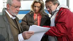Seriál televize Poji��ovna �t�stí: herci Jaromír Hanzlík a Kate�ina Bro�ová s re�isérem Ji�ím Adamcem