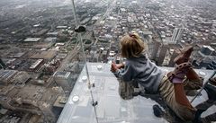 speciální sklenný balkon na Sears Tower v Chicagu, který zbudovali ve výce 412 metr 