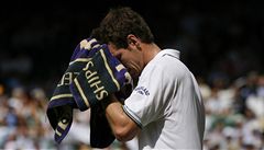 Prohrávající Andy Murray si utírá pot