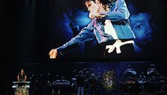 Pohřeb Michaela Jacksona. Na velkém pódiu mluví Queen Latifa, zatímco na obrazovce běžely snímky Jacksona. | na serveru Lidovky.cz | aktuální zprávy