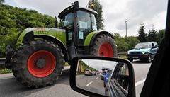 Šumavané zablokovali aktivisty traktorem