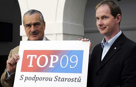 Pedseda hnutí Starostové a nezávislí Petr Gazdík (vpravo) a strany TOP 09 Karel Schwarzenberg spolen pedstavili 17. ervence v Praze logo. 